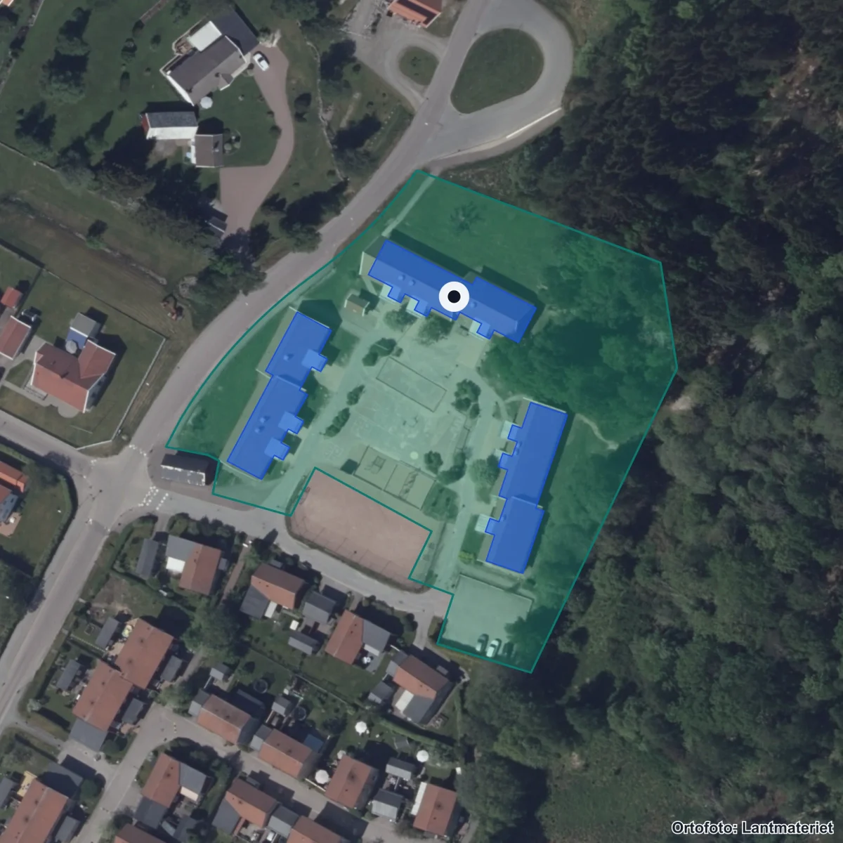 Flygbild över Klöverbackens skola, ortofoto från Lantmäteriet