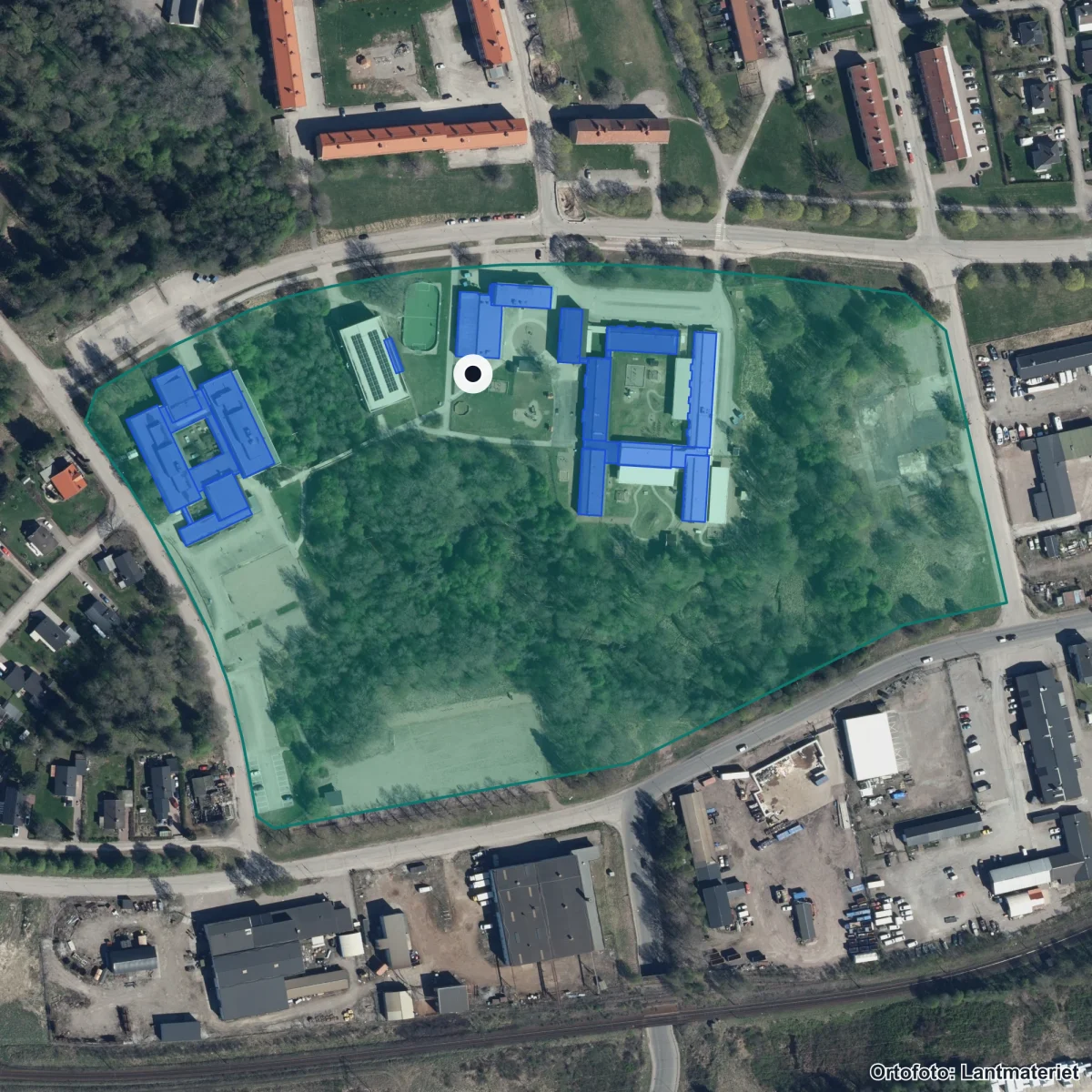 Flygbild över Krylbo skola, ortofoto från Lantmäteriet