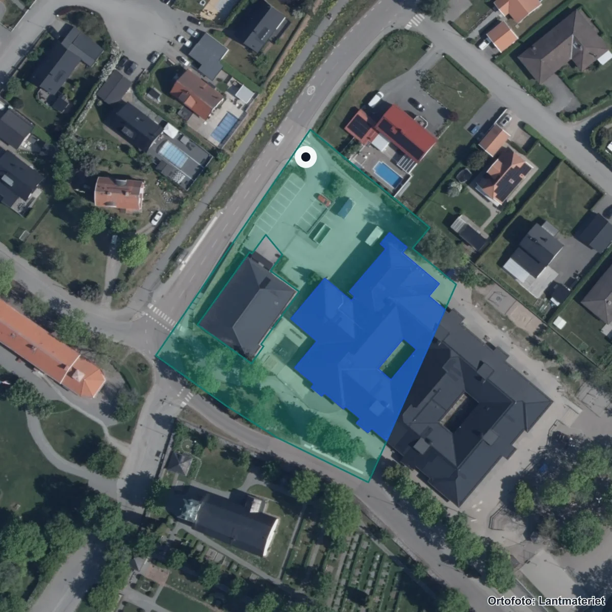 Flygbild över Lärande Grundskola Fresta, ortofoto från Lantmäteriet