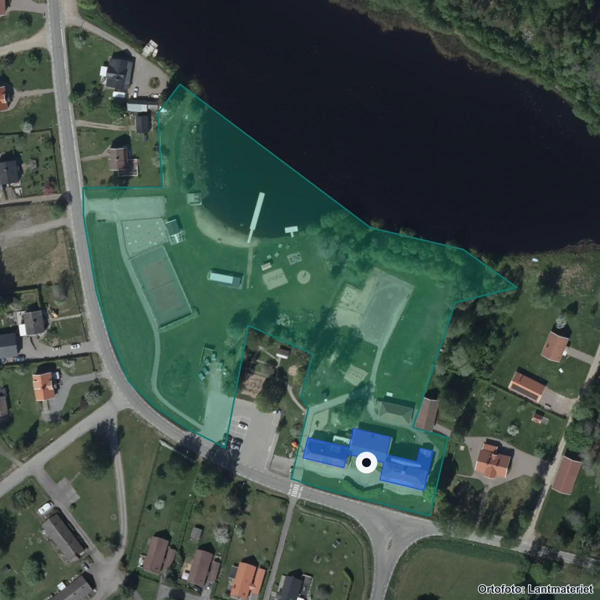 Flygbild över Fröjereds grundskola, ortofoto från Lantmäteriet