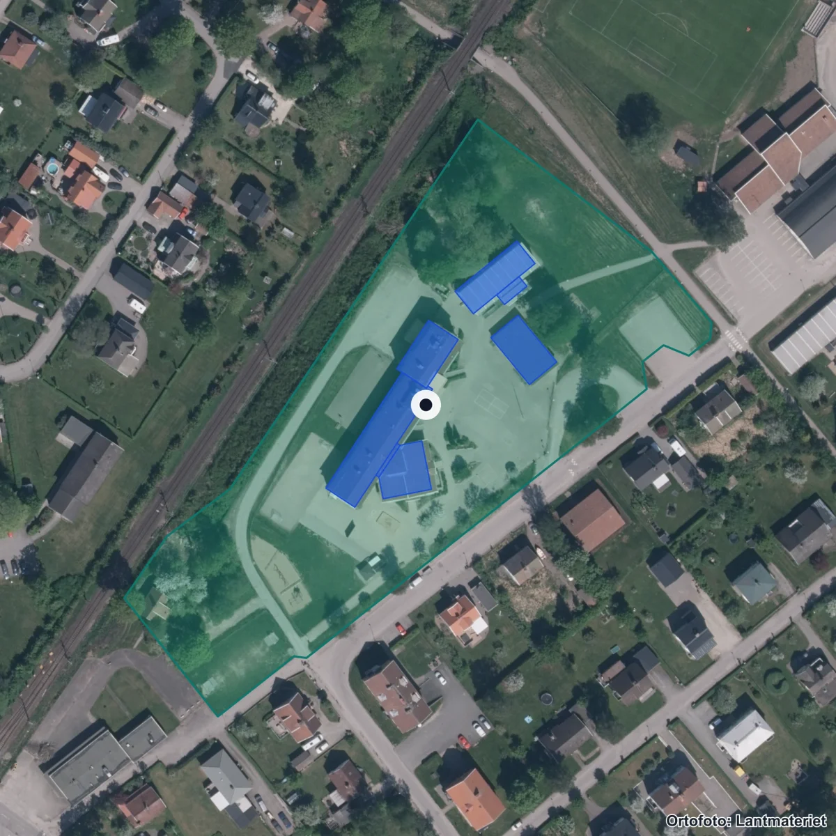 Flygbild över Brålanda skola 4-6, ortofoto från Lantmäteriet