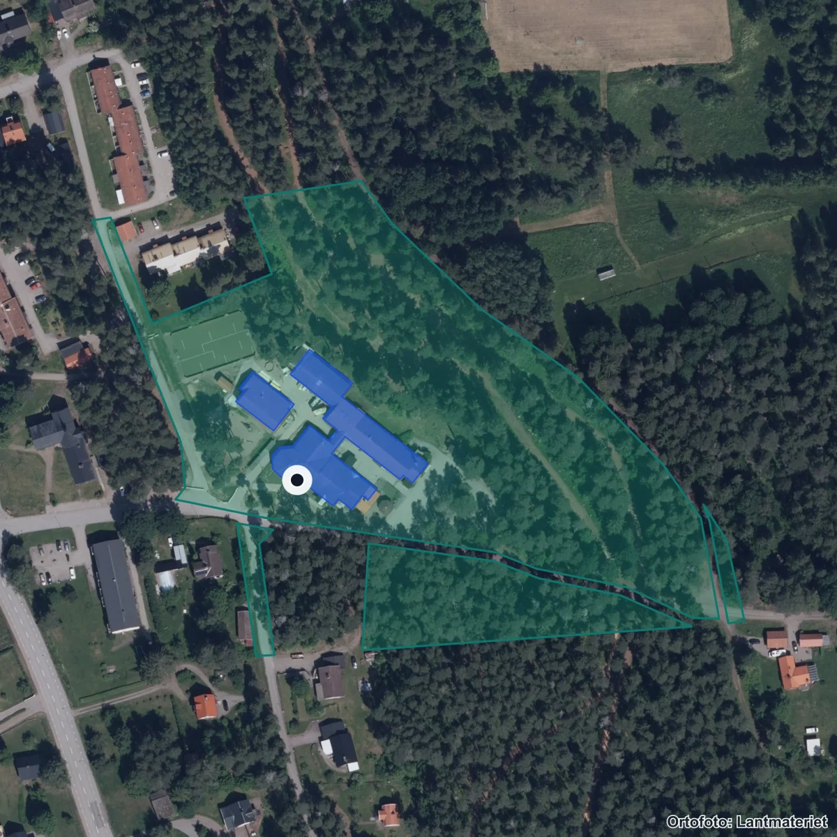 Flygbild över Tallbacksskolan, ortofoto från Lantmäteriet