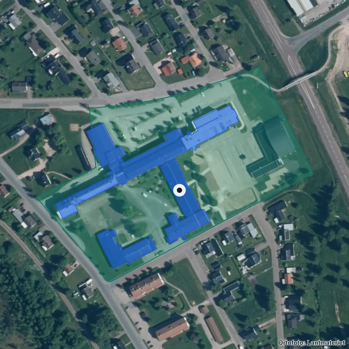 Flygbild över Lillmons skola, ortofoto från Lantmäteriet