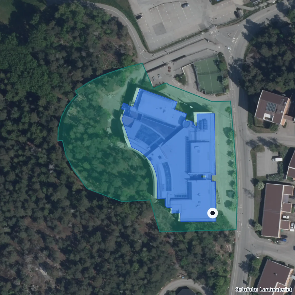 Flygbild över Internationella Engelska Skolan Värmdö, ortofoto från Lantmäteriet