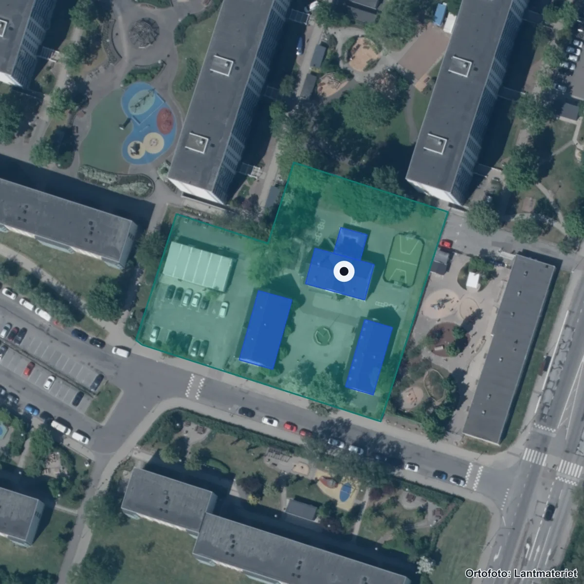 Flygbild över Boukefs Privatskola, ortofoto från Lantmäteriet