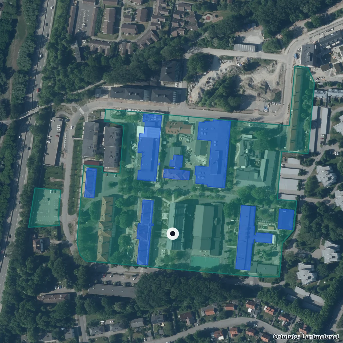 Flygbild över Gymnasieskolan Vipan, ortofoto från Lantmäteriet