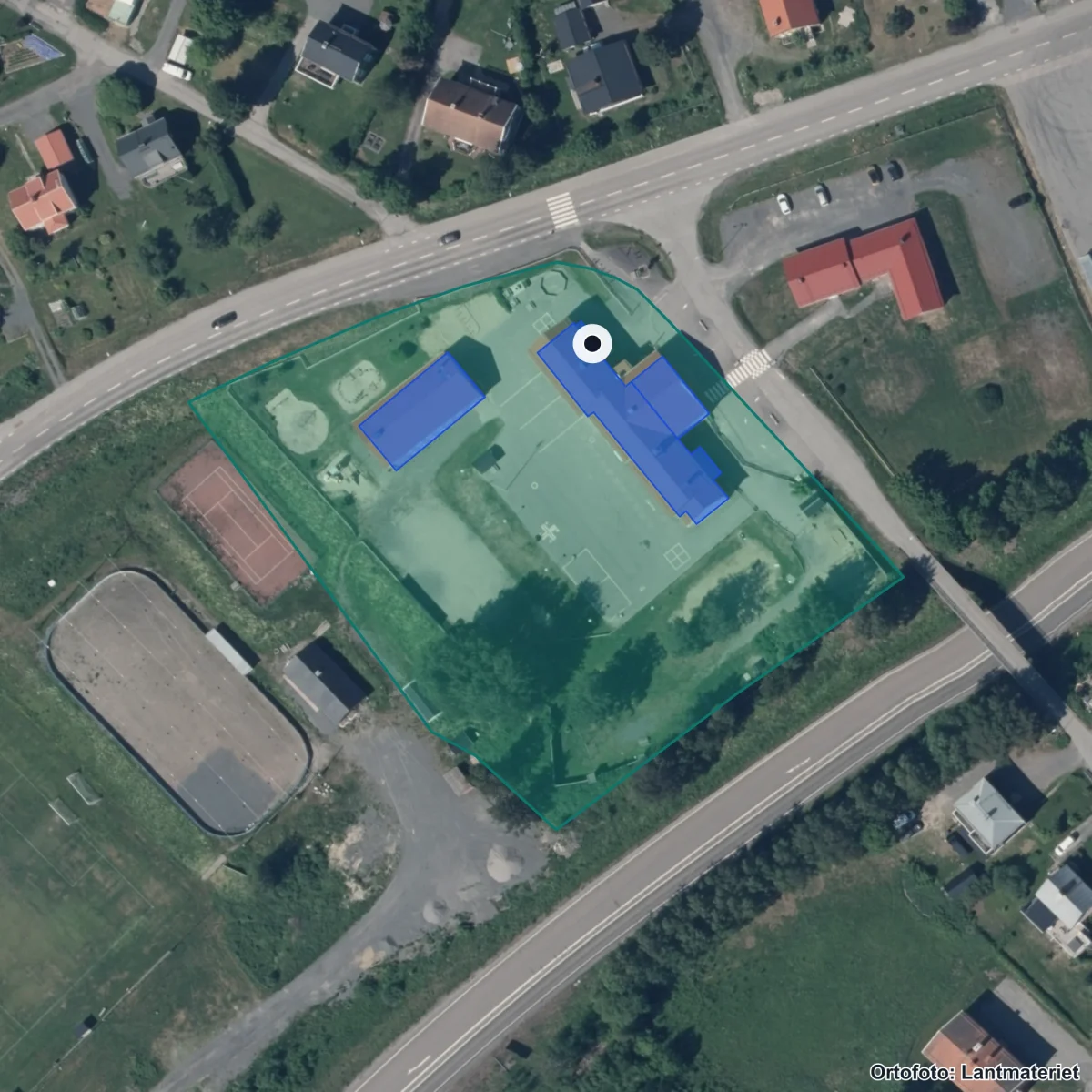Flygbild över Docksta Friskola, ortofoto från Lantmäteriet