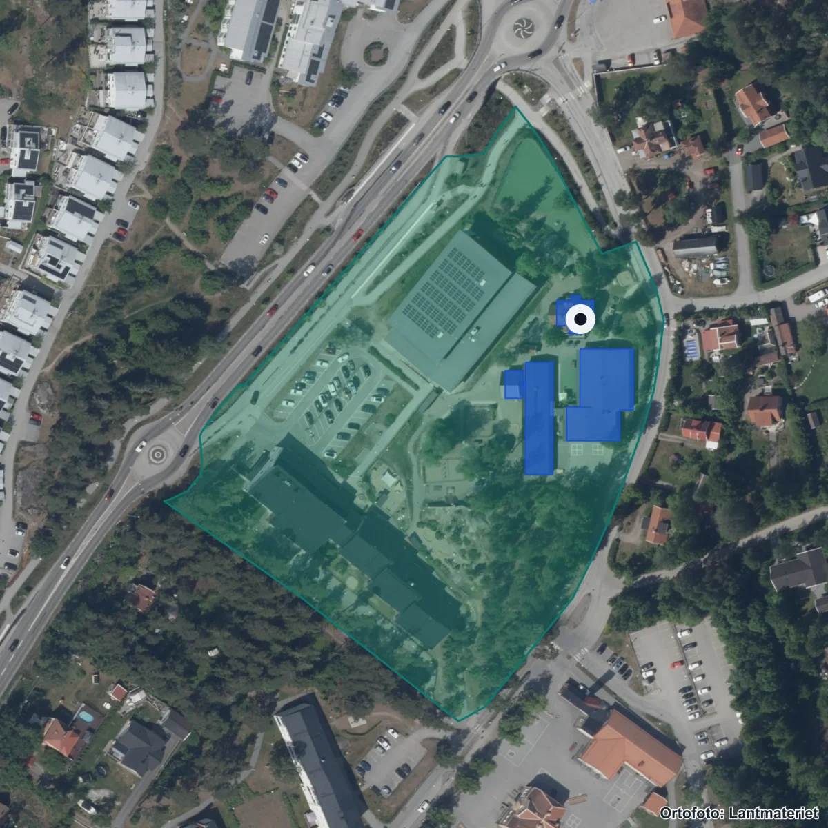 Flygbild över Grantomta Montessoriskola, ortofoto från Lantmäteriet