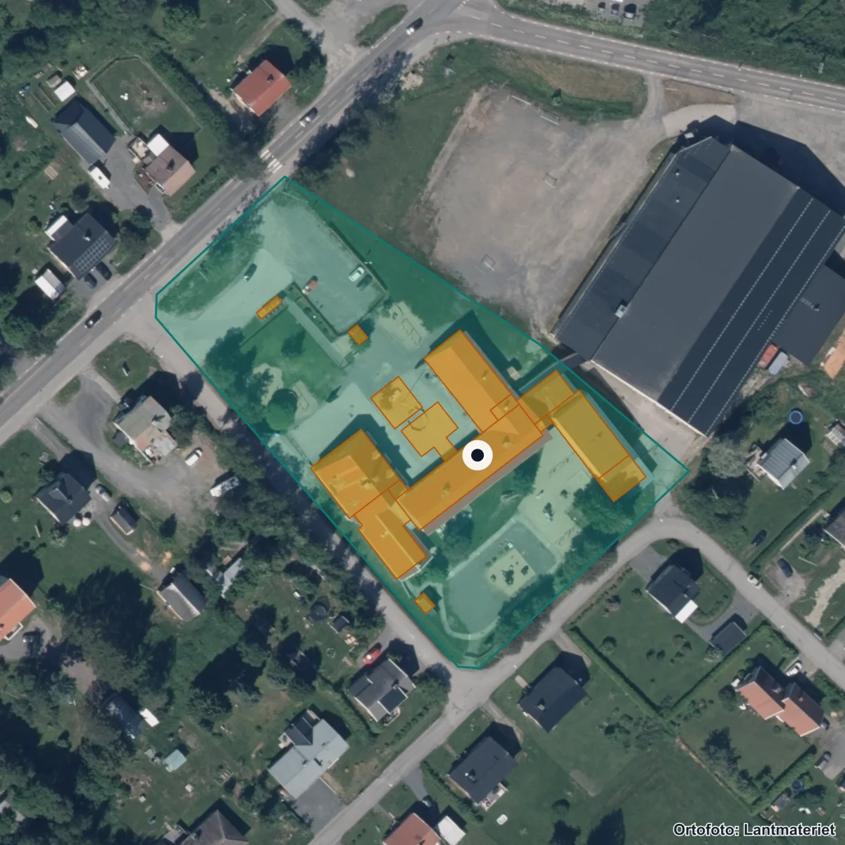 Flygbild över Nordingråskolan, ortofoto från Lantmäteriet