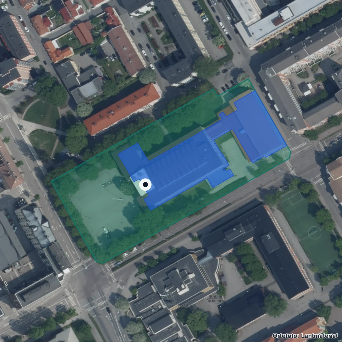 Flygbild över Polhem anpassad gymnasieskola, ortofoto från Lantmäteriet