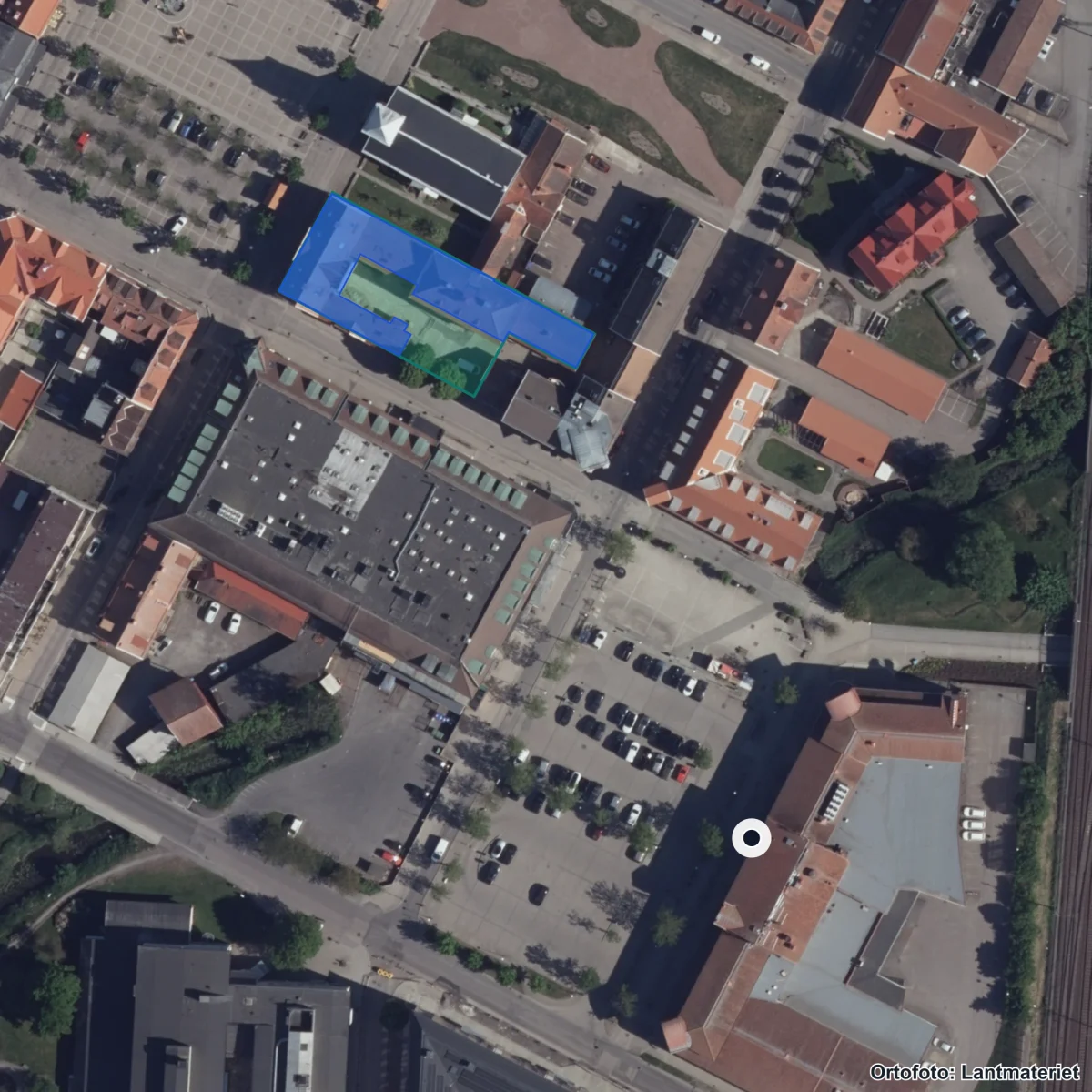 Flygbild över Drottning Blankas Gymnasieskola Kungsbacka, ortofoto från Lantmäteriet