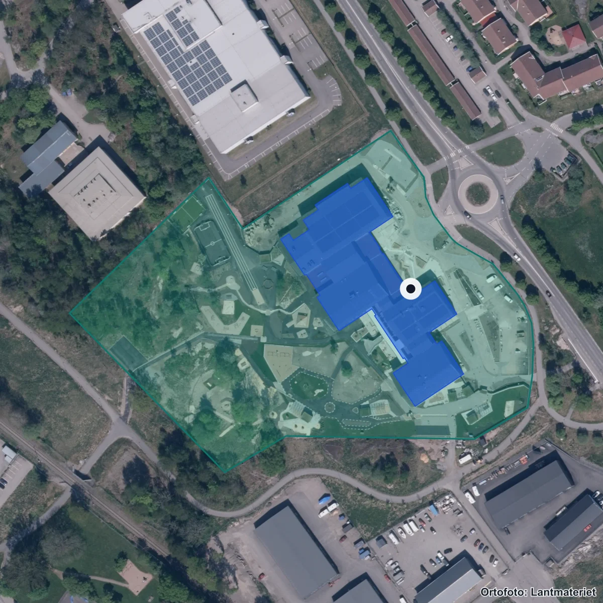 Flygbild över Holmängenskolan 4-6, ortofoto från Lantmäteriet