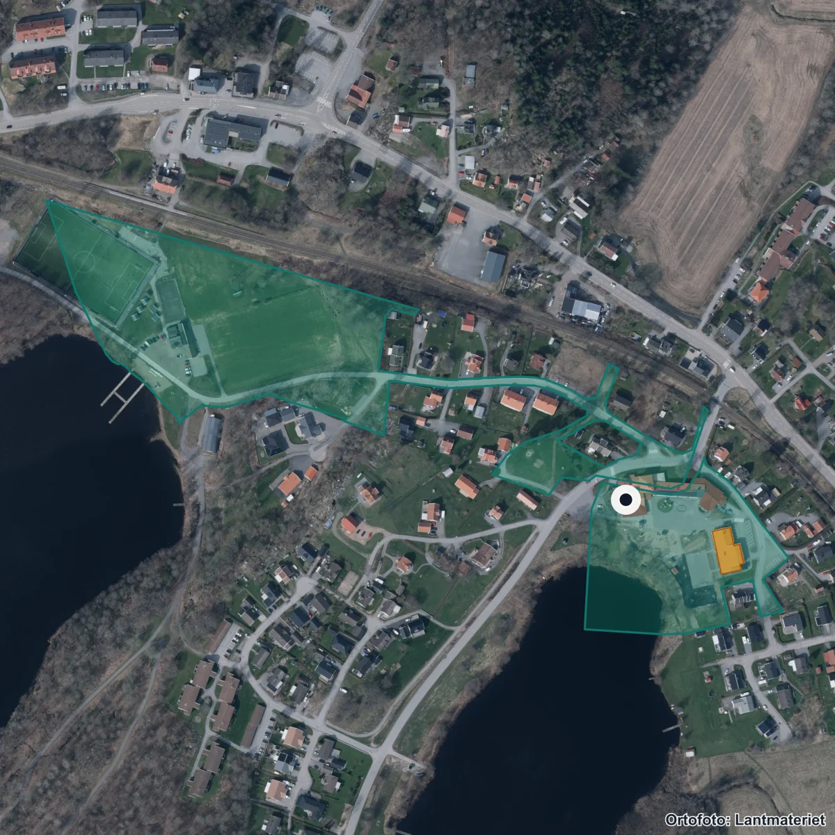 Flygbild över Hällevadsholms skola, ortofoto från Lantmäteriet