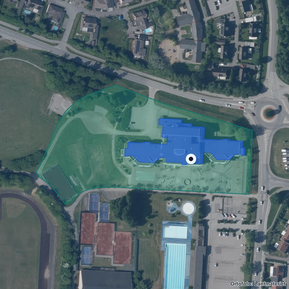 Flygbild över Naverlönnskolan 4-9, ortofoto från Lantmäteriet