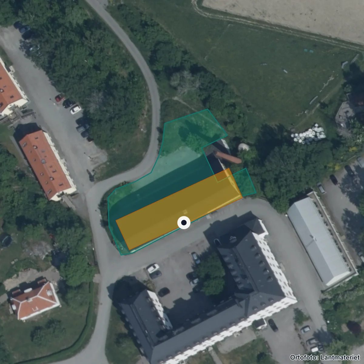 Flygbild över JENSEN gymnasium Wenngarn, ortofoto från Lantmäteriet