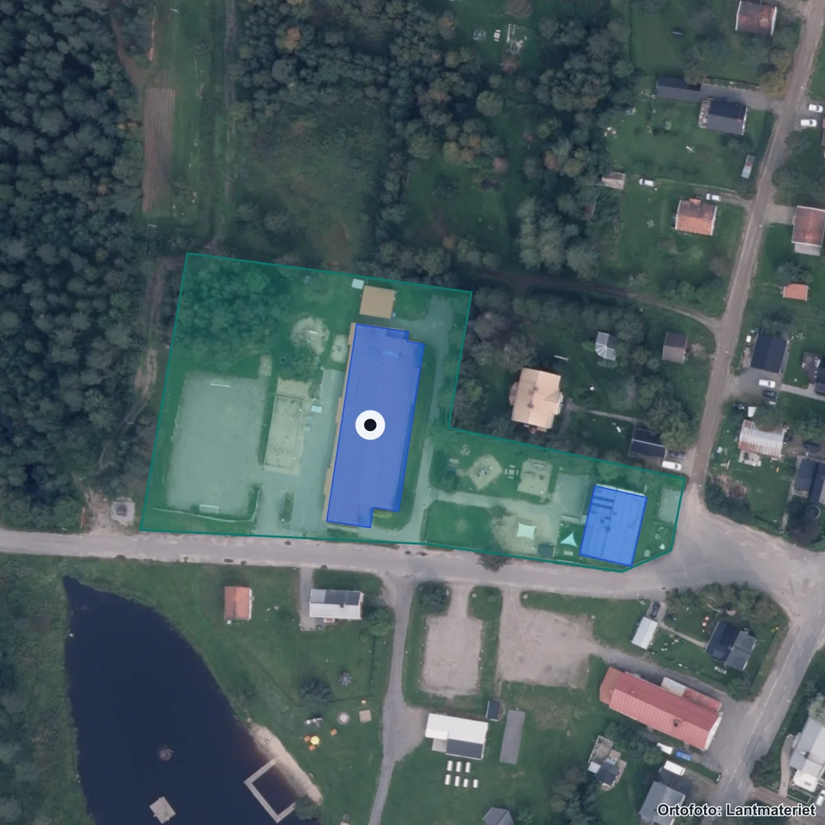Flygbild över Tvärålunds skola, ortofoto från Lantmäteriet