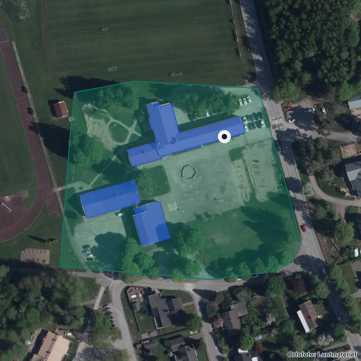 Flygbild över Fredriksbergskolan, ortofoto från Lantmäteriet