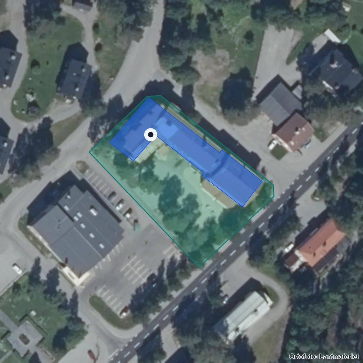 Flygbild över Storumans lärcentrum, ortofoto från Lantmäteriet