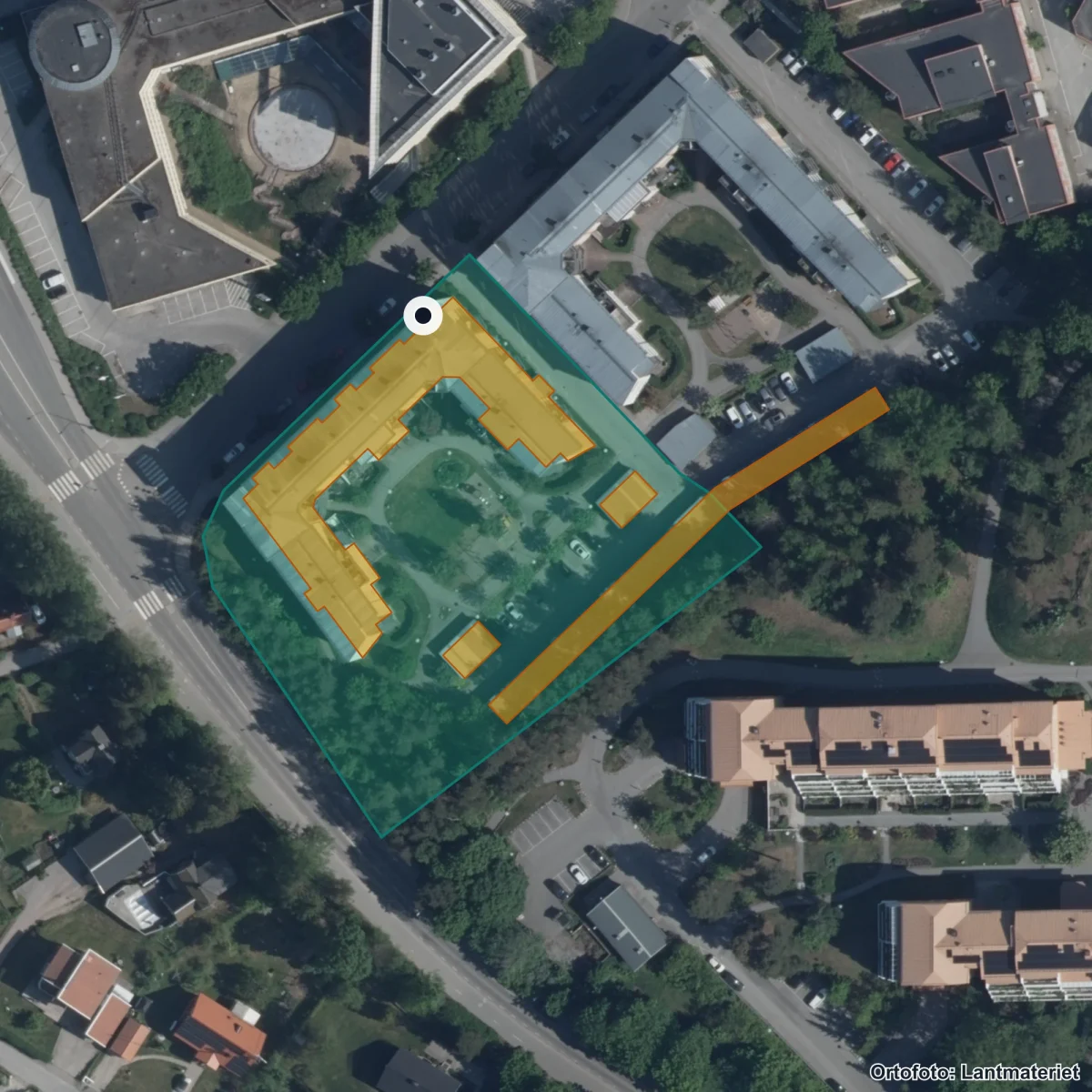 Flygbild över Svea Gymnasium Sollentuna, ortofoto från Lantmäteriet