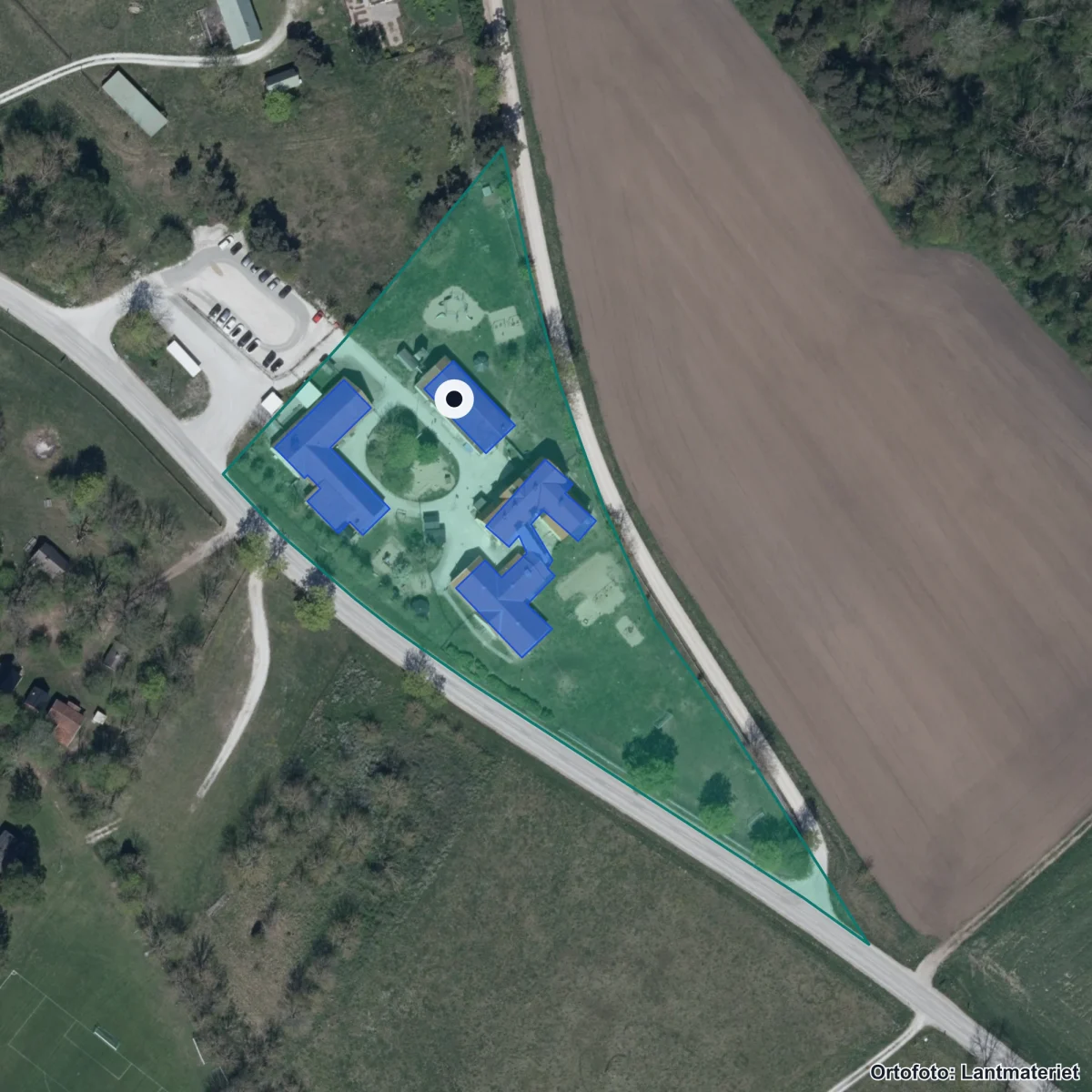 Flygbild över Stenkyrka skola, ortofoto från Lantmäteriet