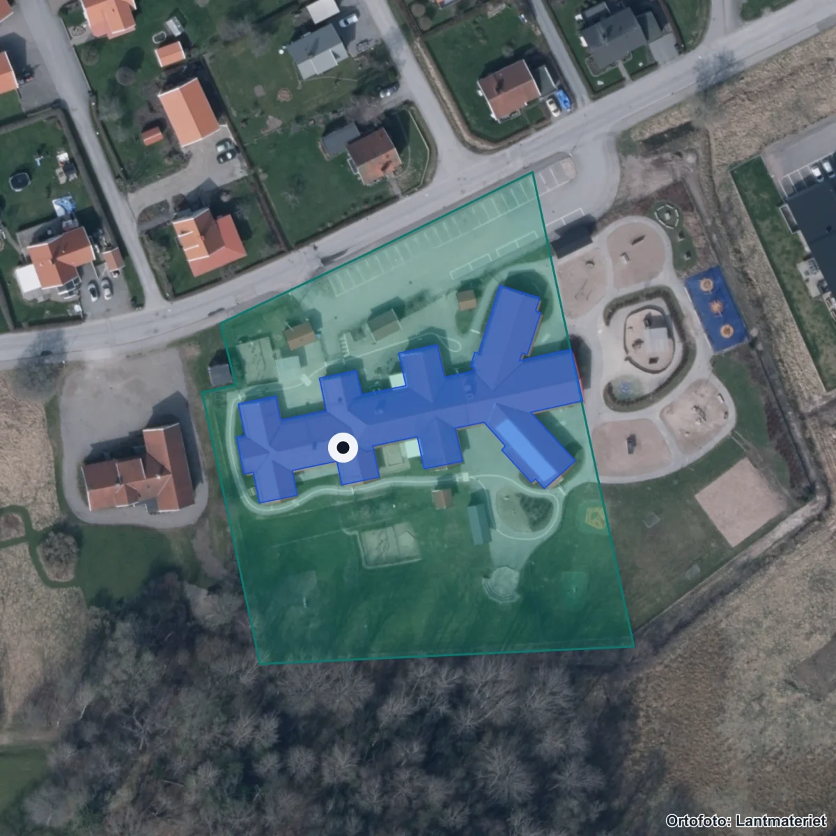 Flygbild över Munkedals anpassade grundskola, ortofoto från Lantmäteriet