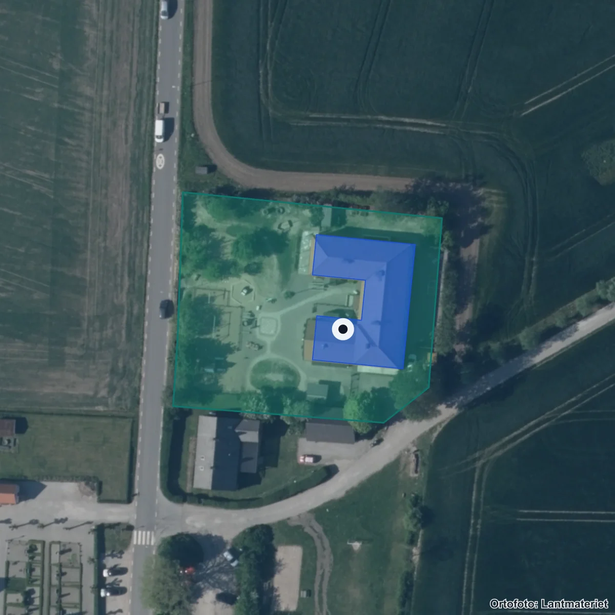 Flygbild över Pilens Montessoriskola, ortofoto från Lantmäteriet