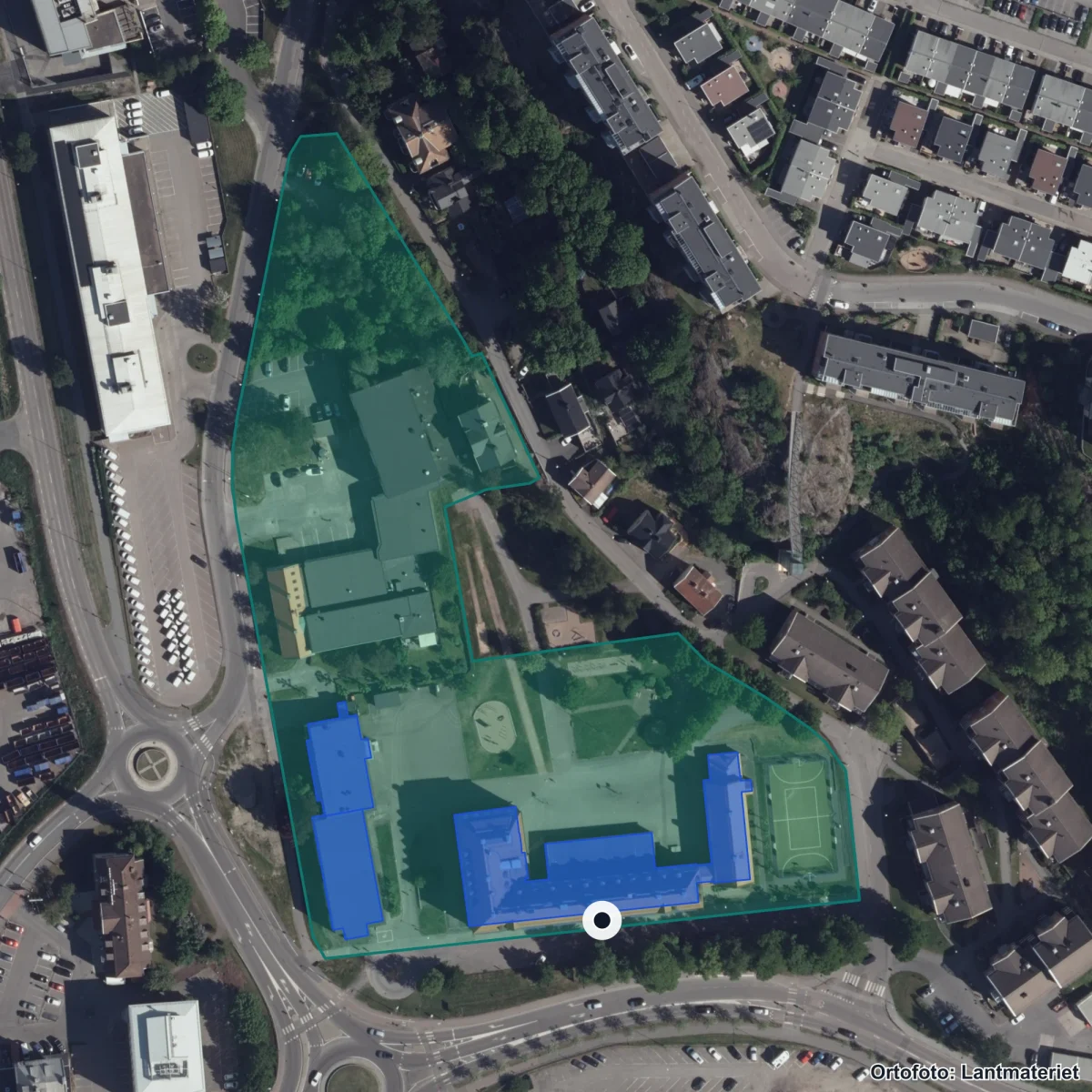 Flygbild över Kvarnbyskolan, ortofoto från Lantmäteriet