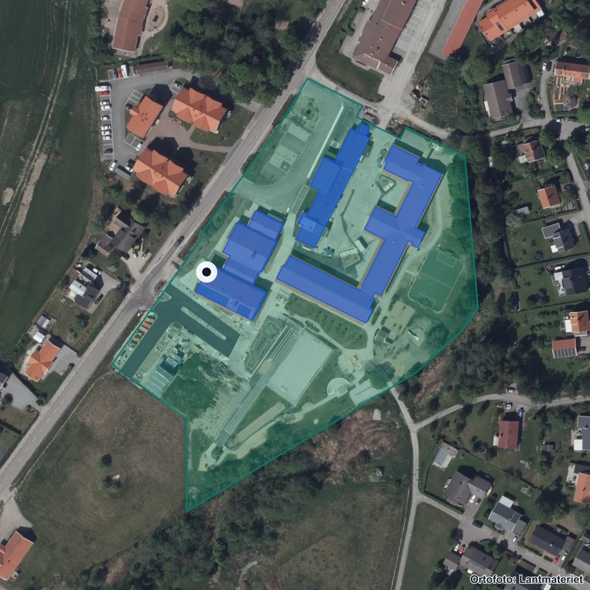 Flygbild över Jörlandaskolan, ortofoto från Lantmäteriet
