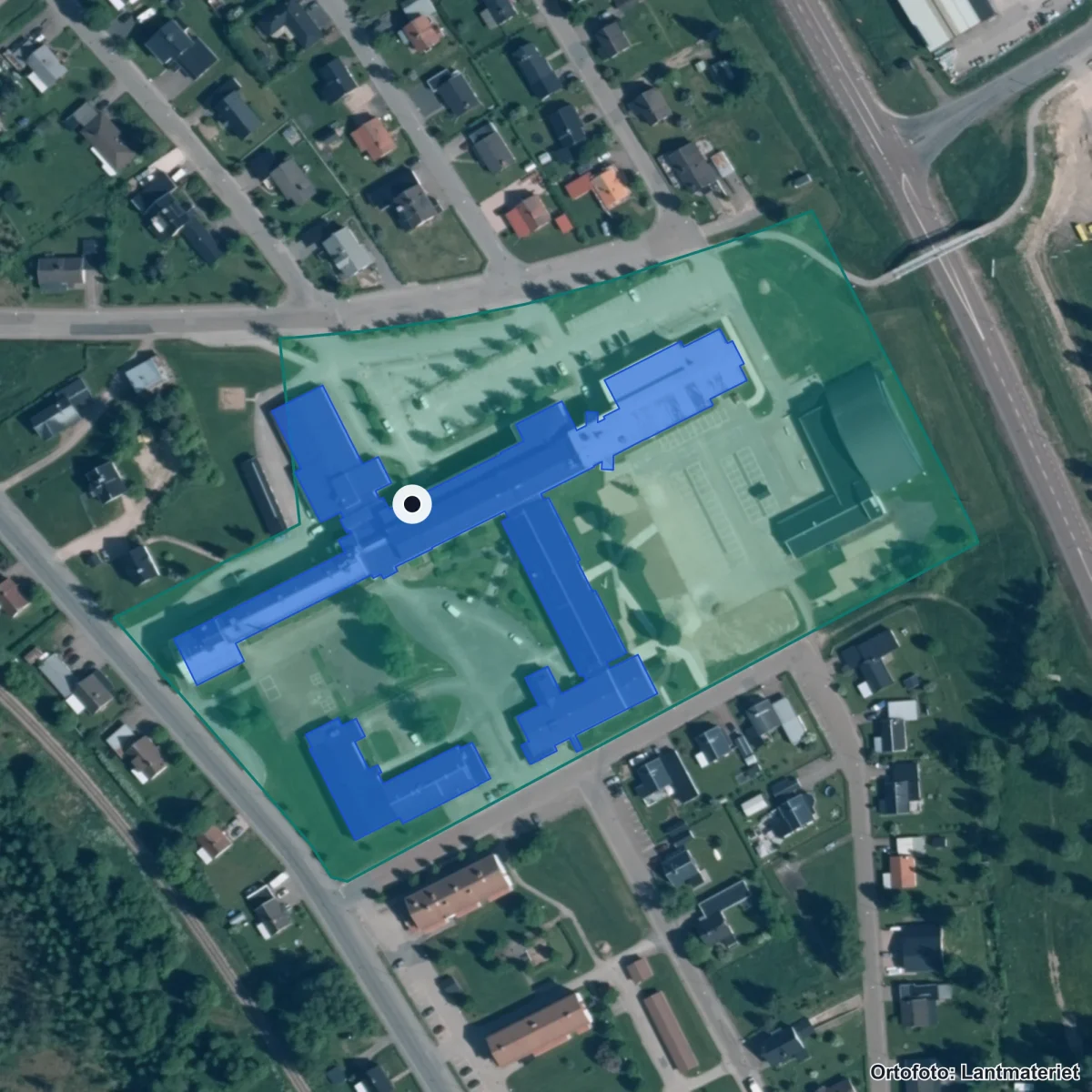 Flygbild över Malung-Sälens gymnasieskola, ortofoto från Lantmäteriet