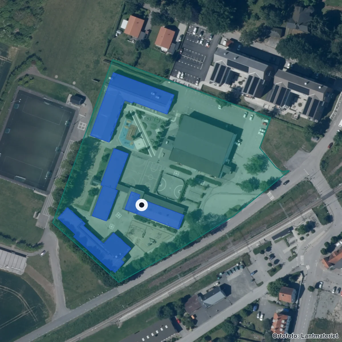 Flygbild över Köpingebro skola, ortofoto från Lantmäteriet