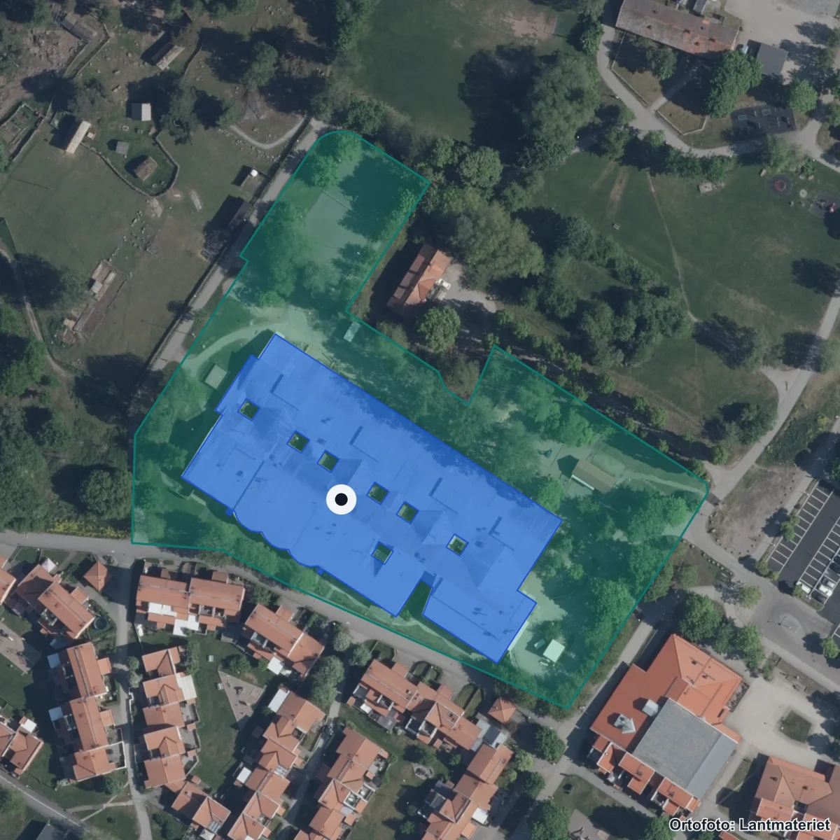 Flygbild över Sverigefinska skolan i Upplands Väsby, ortofoto från Lantmäteriet