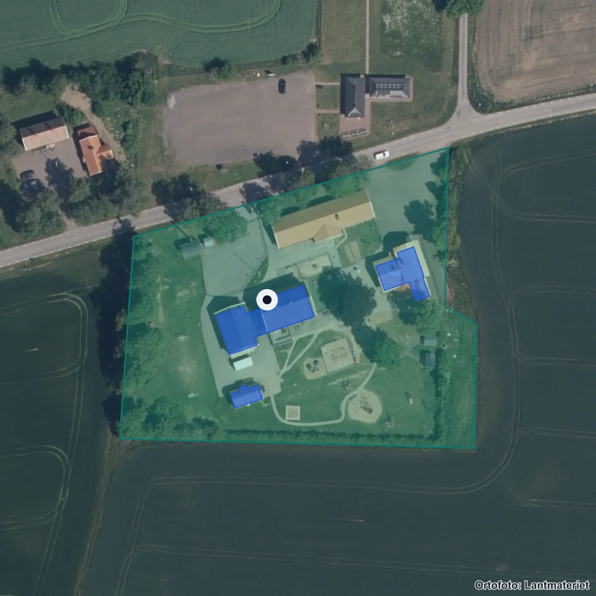 Flygbild över Rök skola, ortofoto från Lantmäteriet