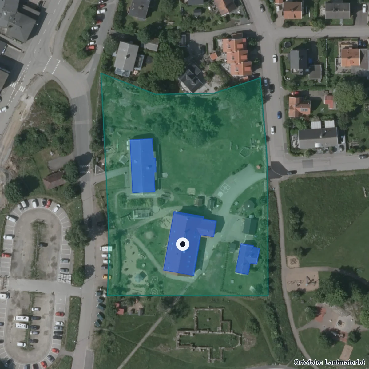 Flygbild över Varbergs Montessoriskola, ortofoto från Lantmäteriet