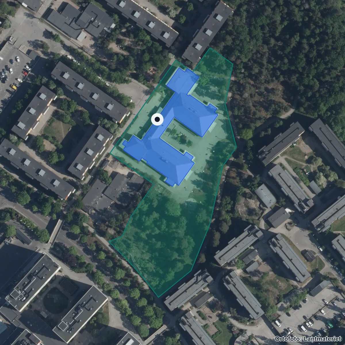 Flygbild över Fryshuset Grundskola Husby, ortofoto från Lantmäteriet