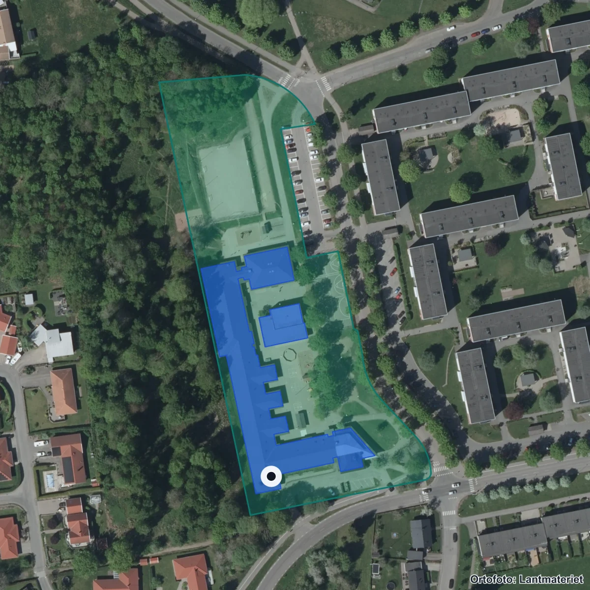 Flygbild över Heneskolan, ortofoto från Lantmäteriet
