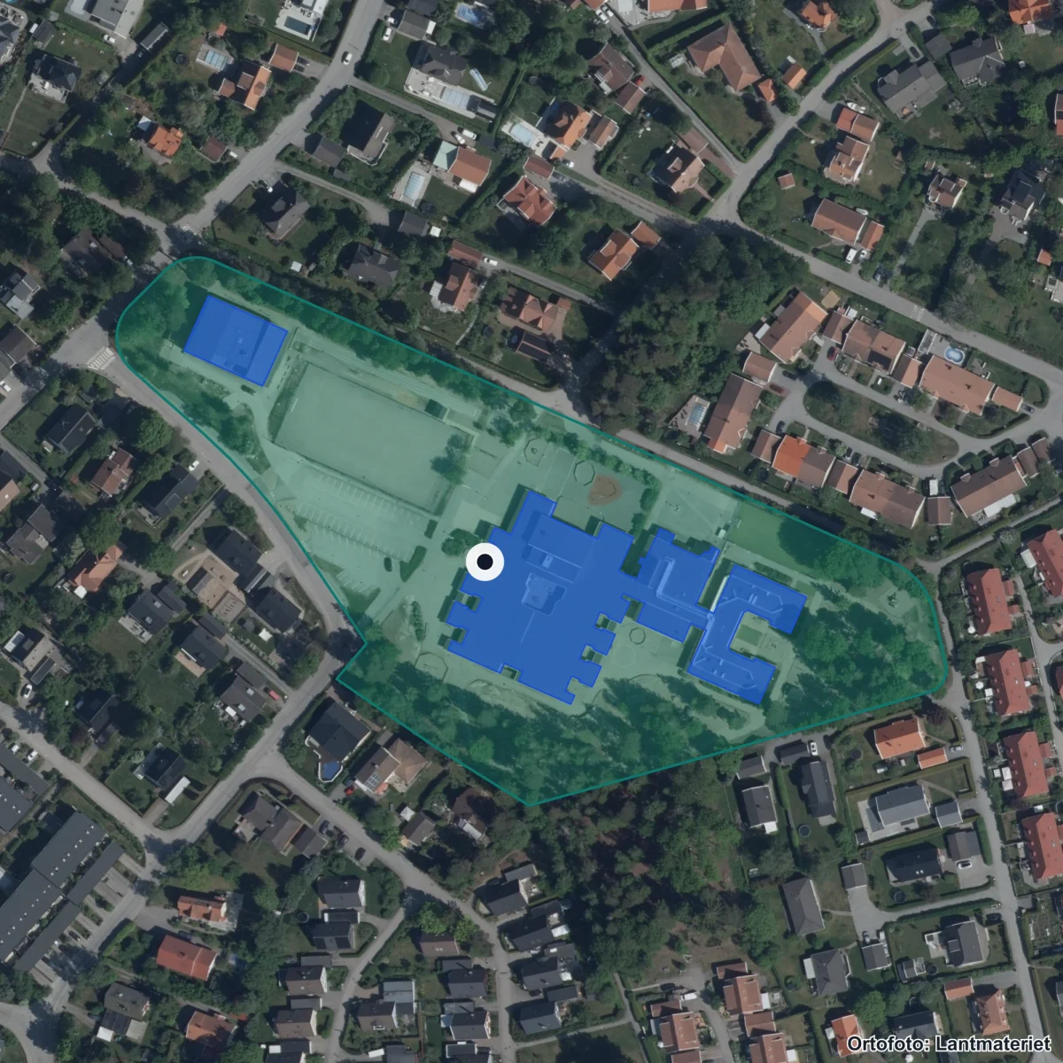 Flygbild över Byleskolan, ortofoto från Lantmäteriet