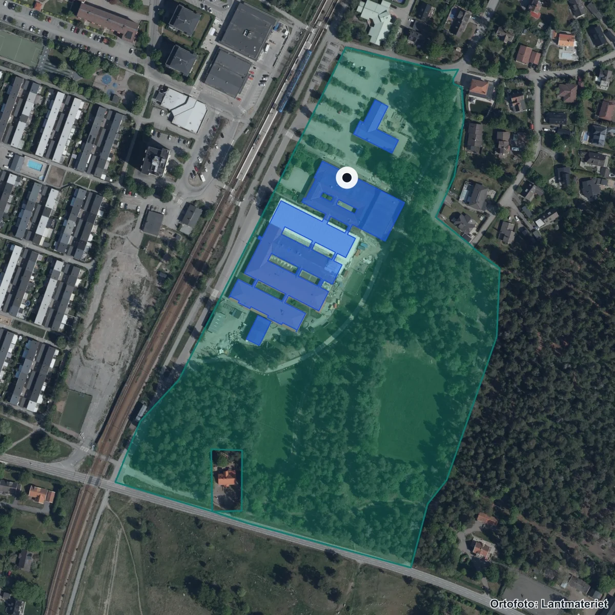Flygbild över Skolhagenskolan, ortofoto från Lantmäteriet