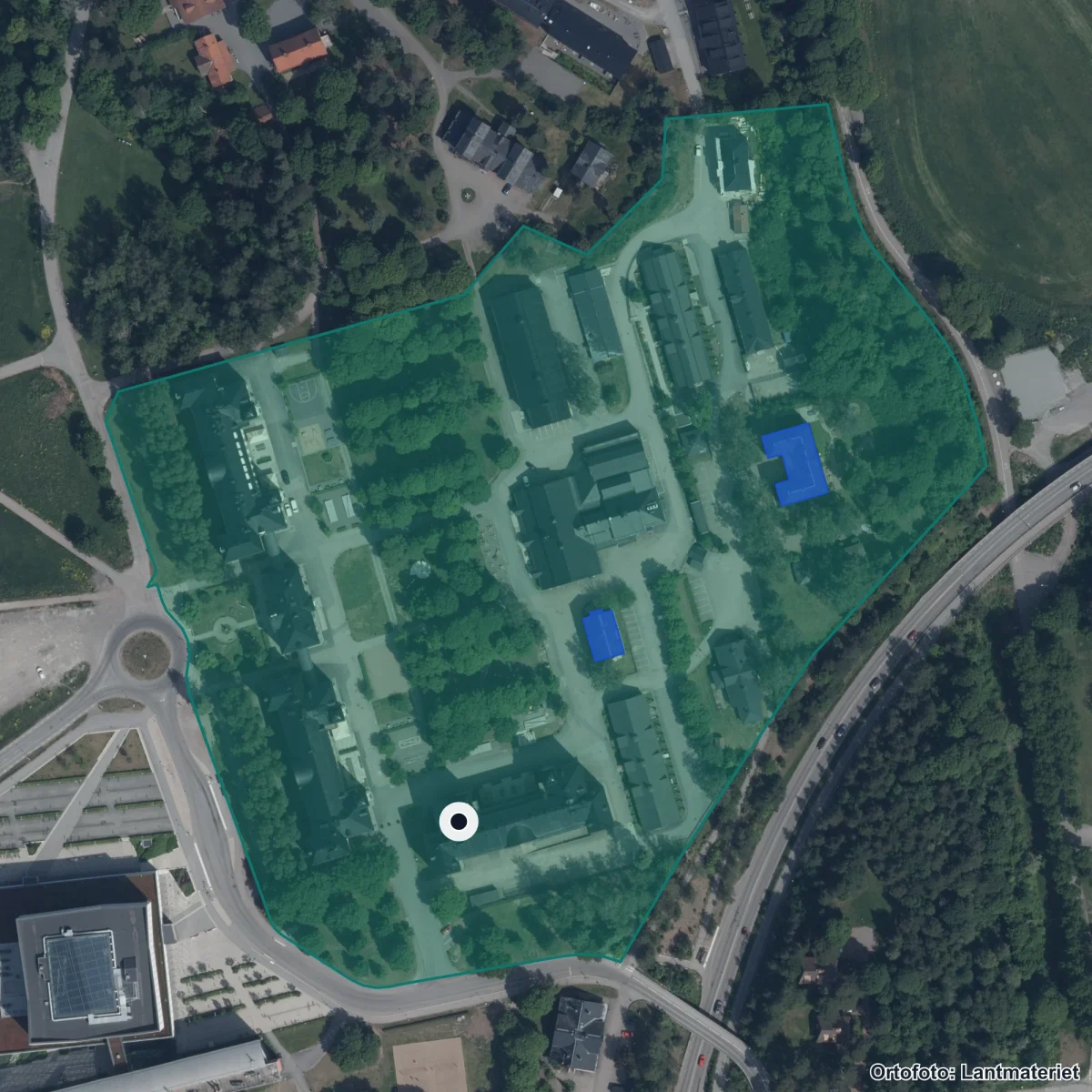 Flygbild över ProCivitas Privata Gymnasium Uppsala, ortofoto från Lantmäteriet