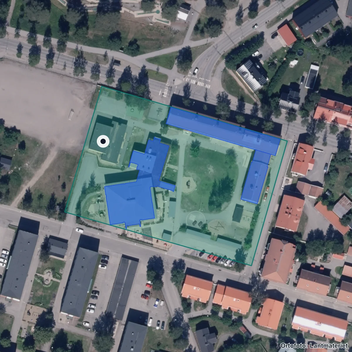 Flygbild över Hedlundaskolan, ortofoto från Lantmäteriet
