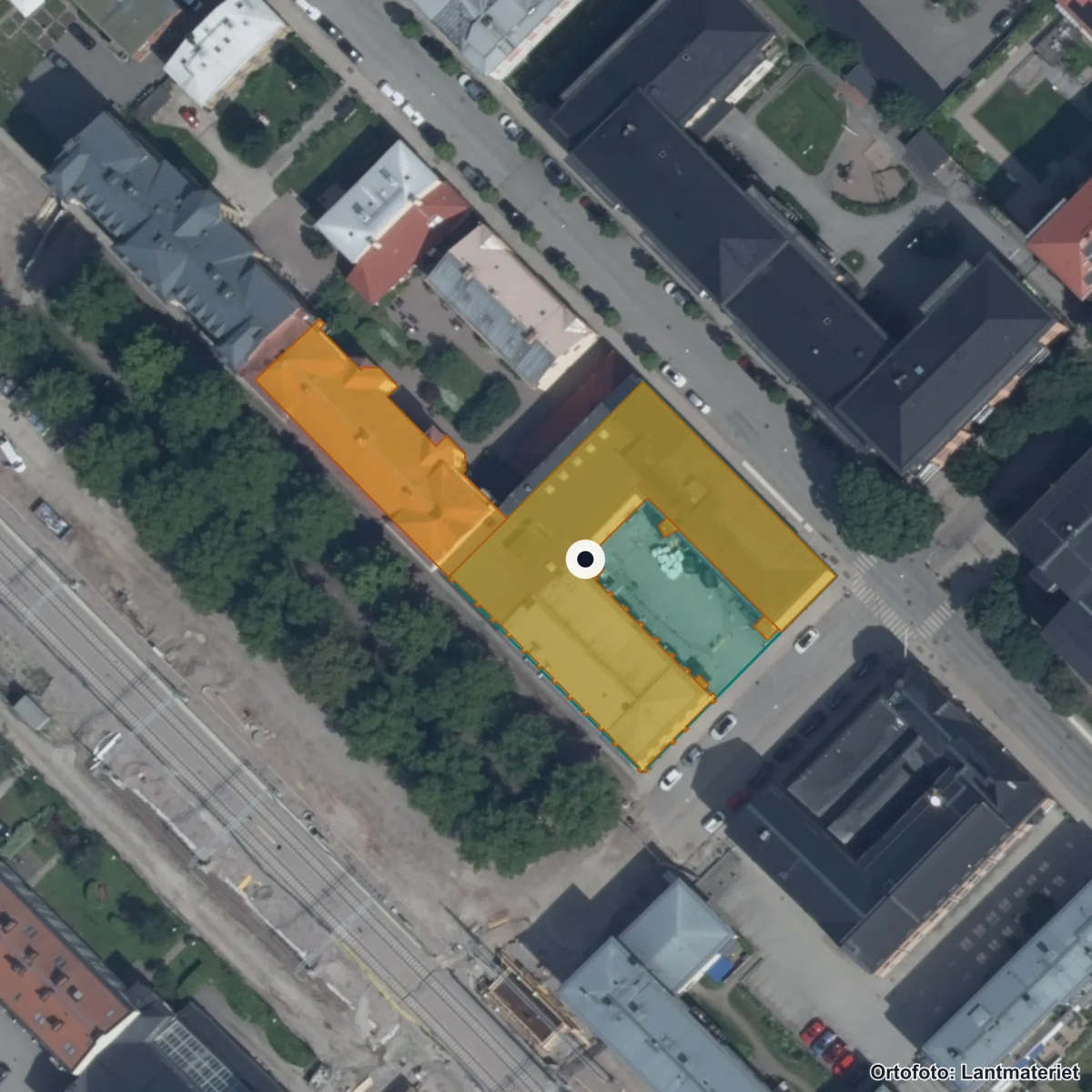 Flygbild över Praktiska Gymnasiet Uppsala, ortofoto från Lantmäteriet