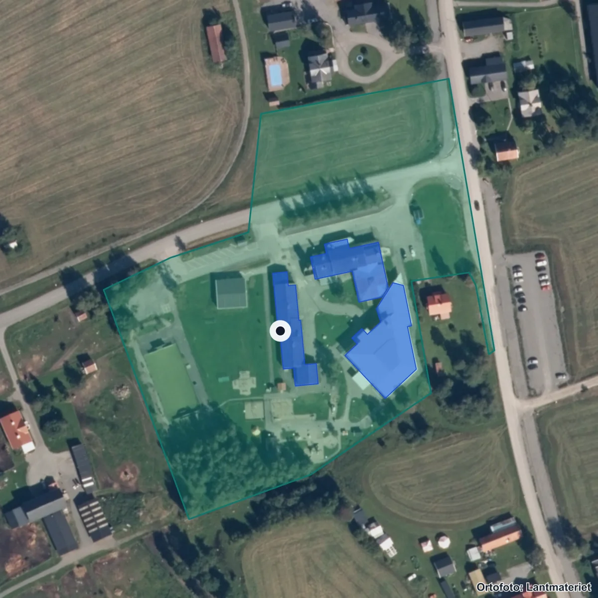 Flygbild över Hackås skola, ortofoto från Lantmäteriet