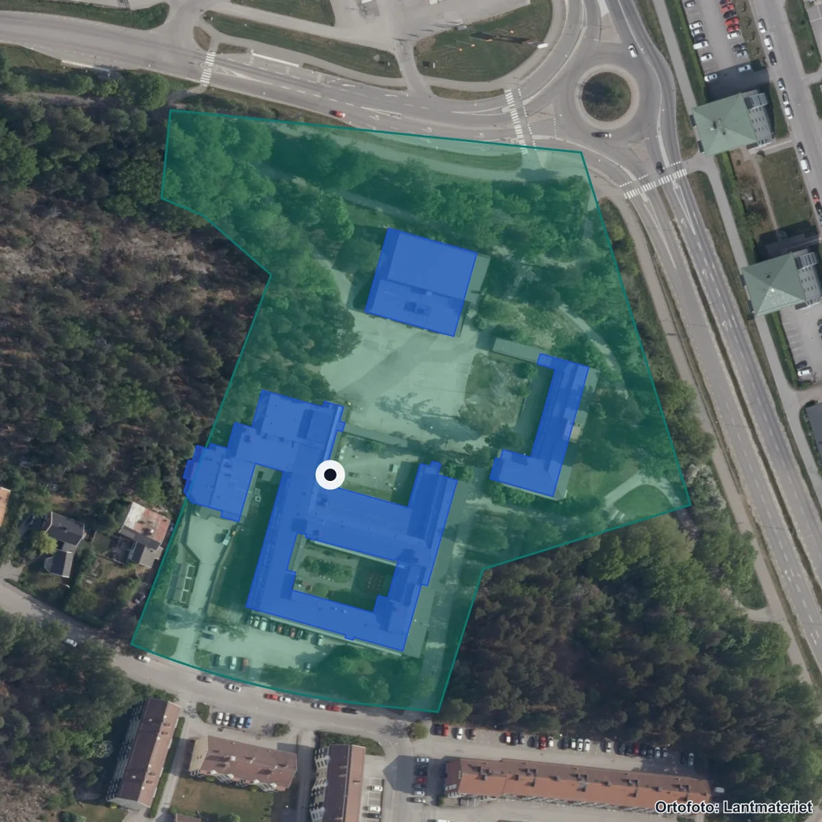 Flygbild över Nyköpings högstadium Omega, ortofoto från Lantmäteriet