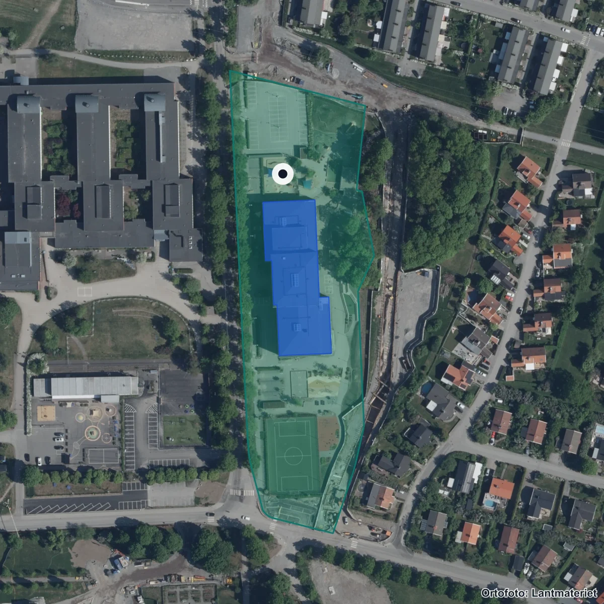 Flygbild över Gärdesskolan, ortofoto från Lantmäteriet