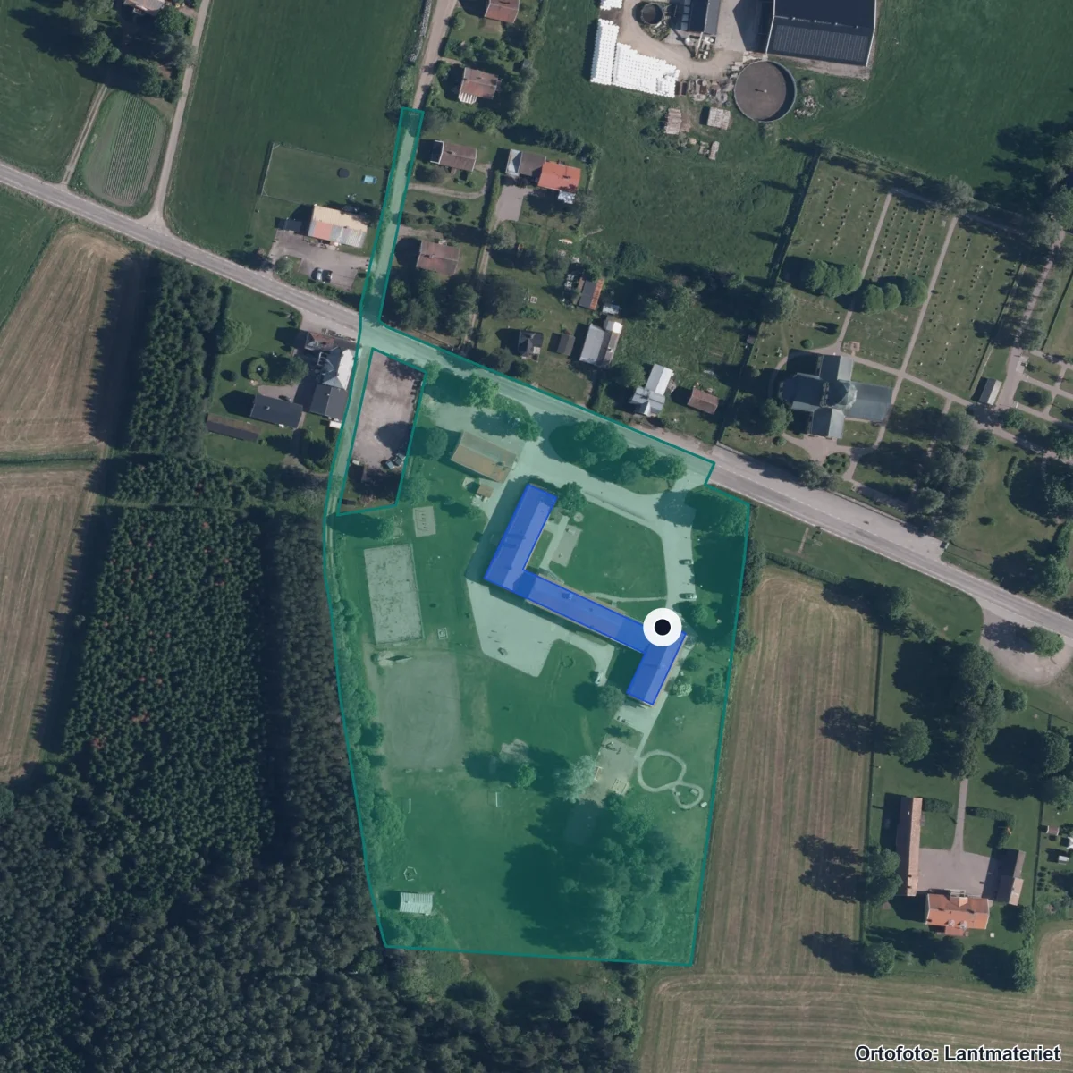 Flygbild över Hållnäs skola, ortofoto från Lantmäteriet