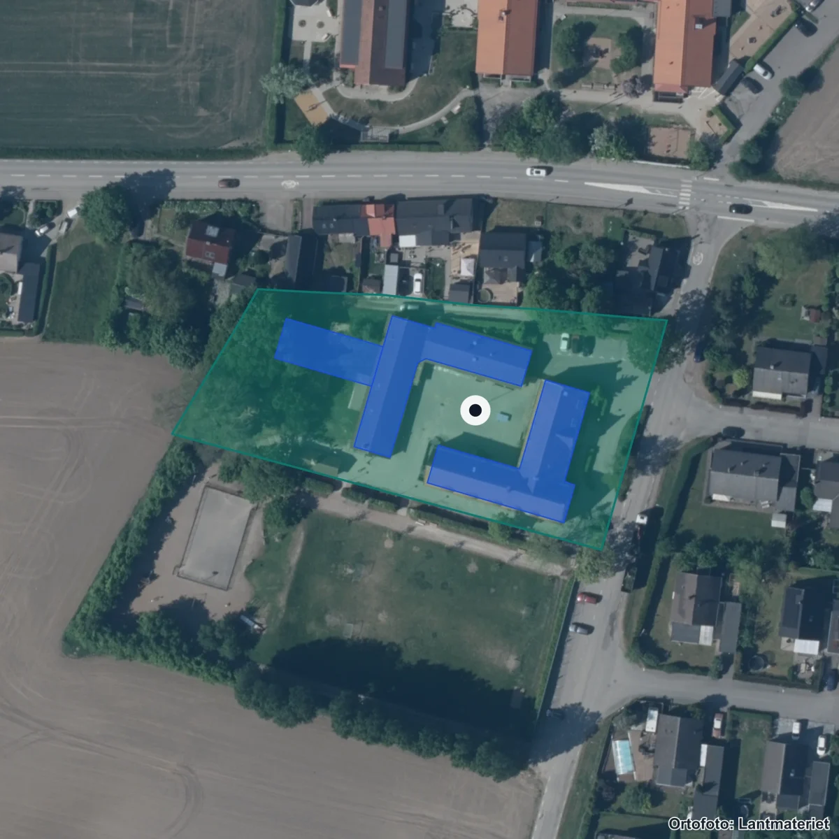 Flygbild över Alstad skola, ortofoto från Lantmäteriet