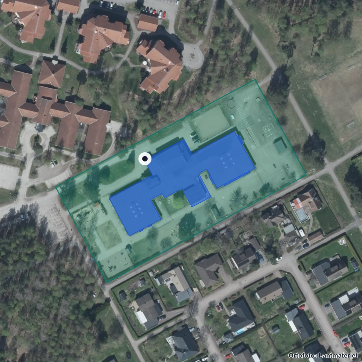 Flygbild över Dallidenskolan, ortofoto från Lantmäteriet