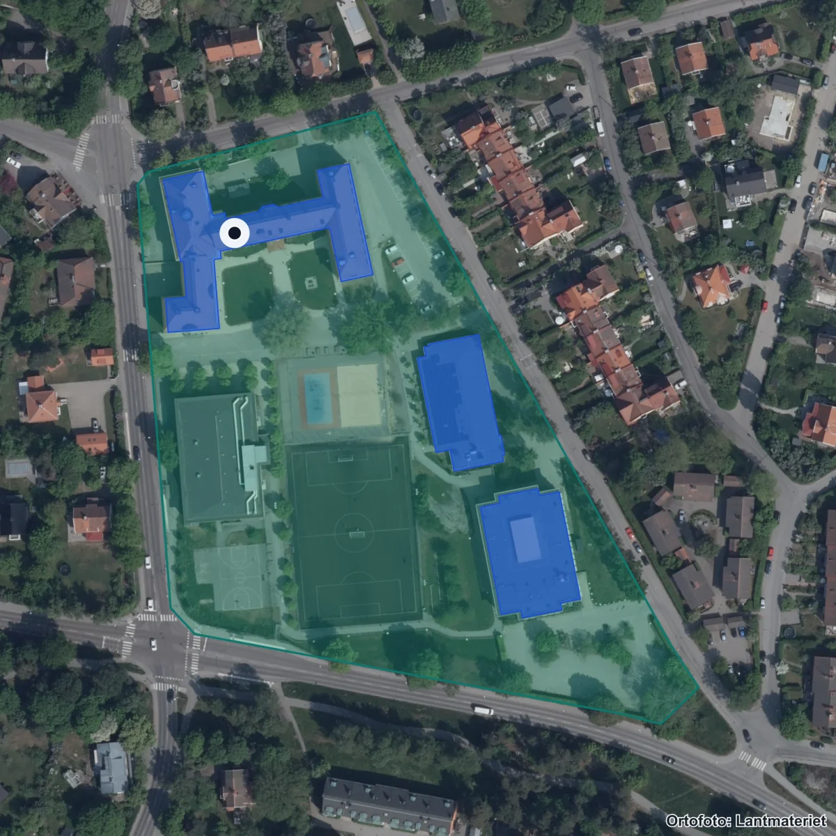 Flygbild över Hersby gymnasium, ortofoto från Lantmäteriet