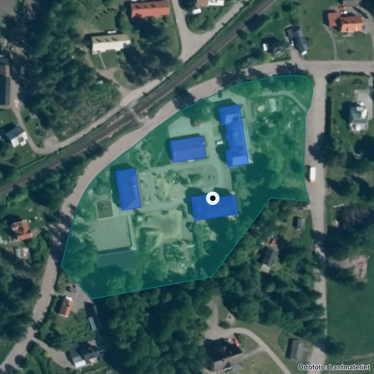Flygbild över Backa Friskola, ortofoto från Lantmäteriet