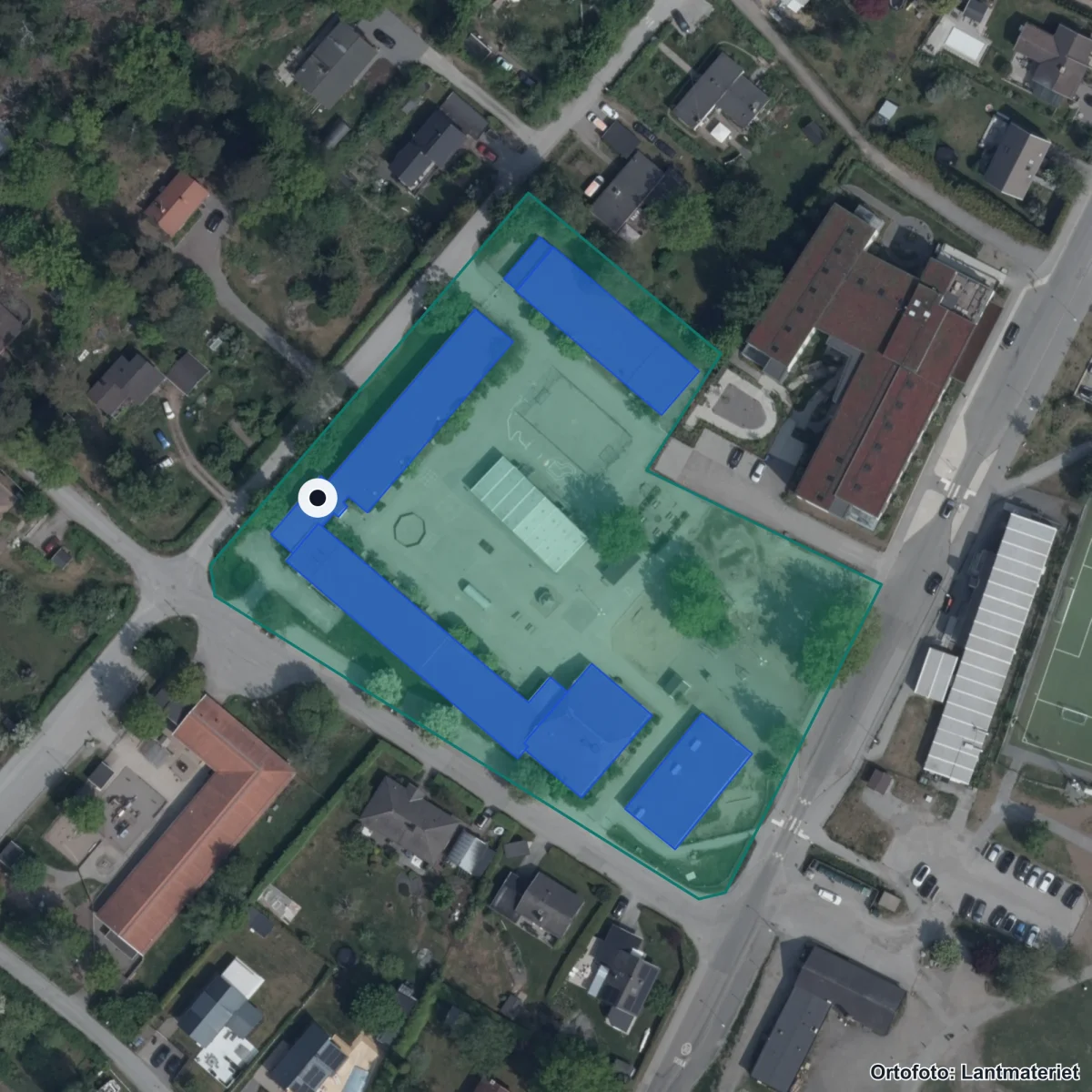 Flygbild över Fornuddens skola, ortofoto från Lantmäteriet