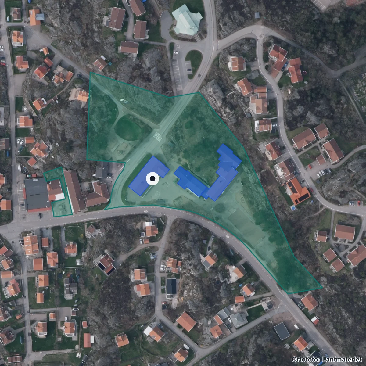 Flygbild över Skaftö skola, ortofoto från Lantmäteriet